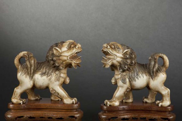 Paire de lions Ivoire sculpté Chine XXème siècle