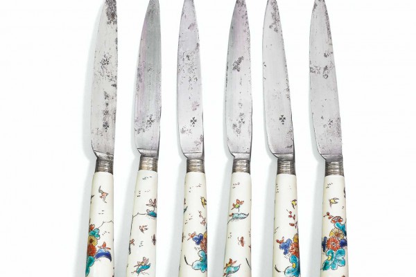 Six couteaux en porcelaine France 1740