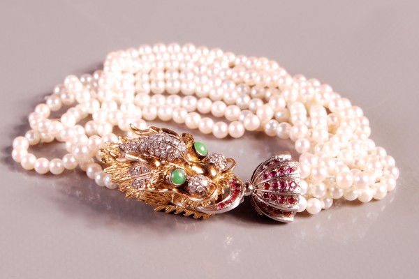 Bracelet en perles Fermoir dragon en or paré de jadeite et rubis