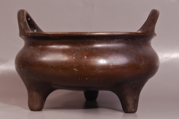 Brûle parfum tripode en bronze patiné  CHINE Dynastie Qing