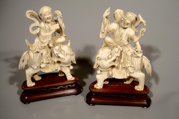 Deux sujets en ivoire sculpté    CHINE XX° siècle