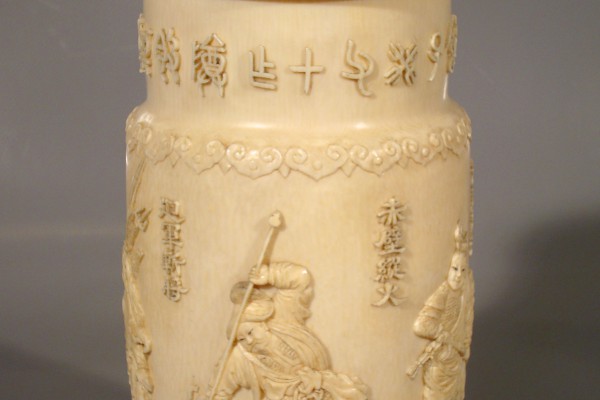 Pot couvert en ivoire sculpté