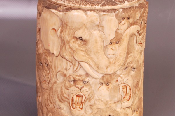 Pot couvert en ivoire sculpté. JAPON