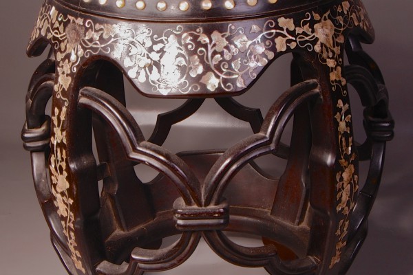 Tabouret en bois marqueté de nacre  dessus  en porcelaine CHINE Dynastie Qing