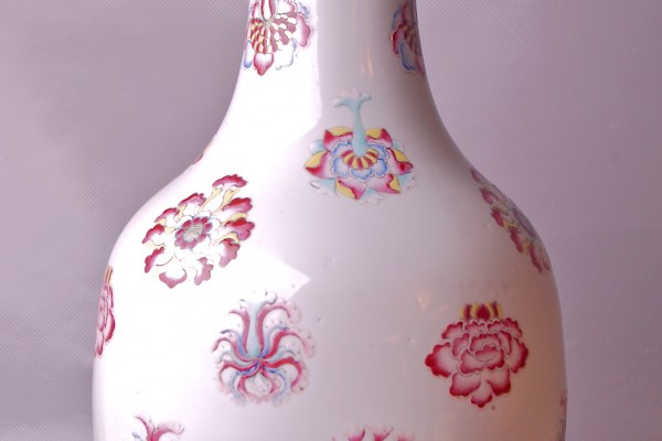 Vase en porcelaine à décor de fleurs  CHINE     Dynastie Qing