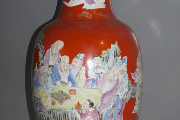 Vase en porcelaine à fond corail  CHINE          XX°siècle