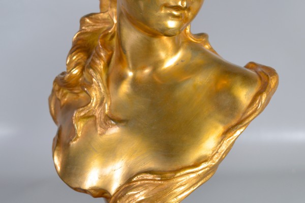 Buste de jeune fille en bronze doré