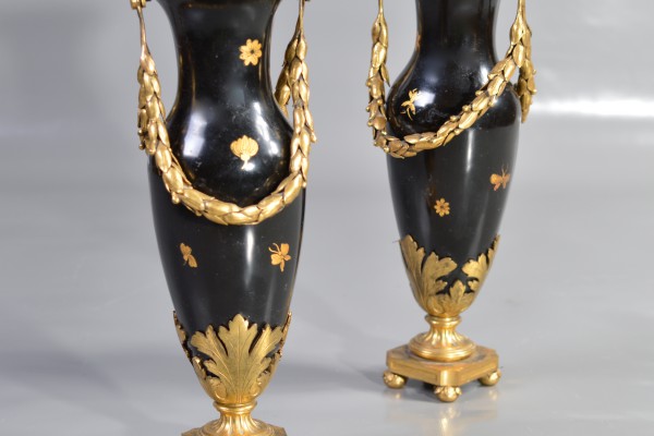Paire de vases de style Louis XVI  Tôle peinte et bronze doré     XIX ° siècle