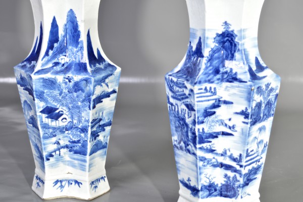 Paire de vases en porcelaine   blanc-bleu      CHINE          début XX° siècle