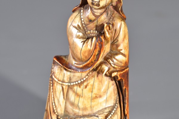 Guanyin en ivoire sculpté.        Chine          Dynastie Ming XVII°-XVIII° siècle